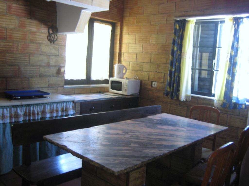 Quinta Das Aves - Apartamento T2 Com Piscina Comum Odiaxere Ruang foto